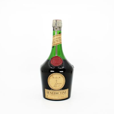 gros plan d'une bouteille de vin sur une surface blanche