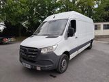 une camionnette blanche garée sur le parking