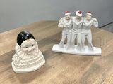 deux figurines assises sur une table