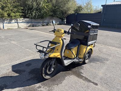un scooter jaune garé sur un parking