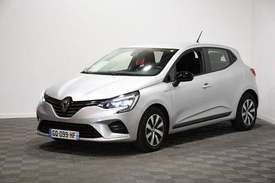 une voiture blanche est garée dans une pièce au sol à carreaux