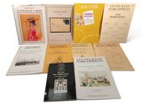 plusieurs livres sont empilés sur une surface blanche