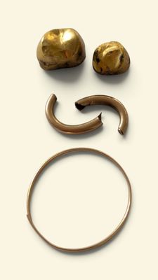 une photo représentant un ensemble d'objets posés sur une surface blanche