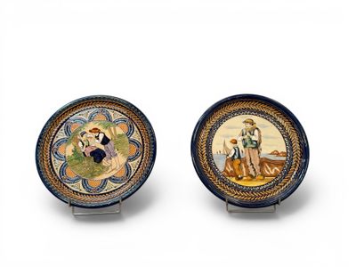 deux assiettes décoratives sur lesquelles sont représentés un homme et une femme
