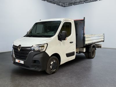 un camion blanc garé dans une pièce