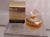 une bouteille de champagne à côté d'un coffret de parfum