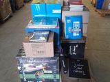 de nombreux cartons empilés les uns sur les autres dans un entrepôt