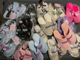 de nombreuses paires de chaussons posées sur une table