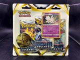 gros plan d'une boîte de cartes pokemon sur une table