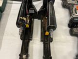 de nombreux outils posés ensemble sur une table