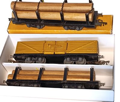 trois wagons en bois exposés dans une vitrine