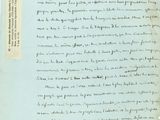 un vieux document écrit posé sur une table