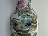 un vase avec un tableau posé sur une table