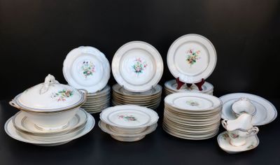 un grand nombre d'assiettes posées sur une table
