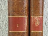 deux vieux livres posés l'un sur l'autre sur une table
