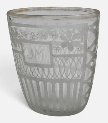 un verre orné d'un motif sur un fond blanc