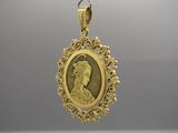 un pendentif en or représentant le profil d'une femme