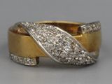 une image représentant une bague en or et en argent sertie de diamants