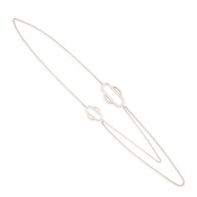 un collier en or blanc avec une longue chaîne et un fermoir