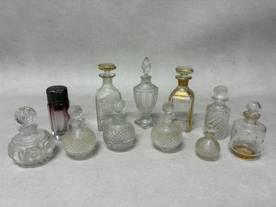 un grand nombre de bouteilles en verre posées sur une table