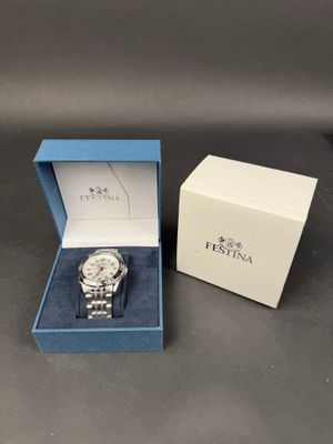 gros plan d'une montre dans une boîte sur une table