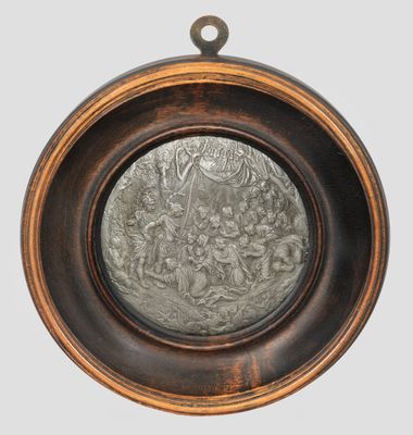 une photo d'un objet métallique accroché à un mur