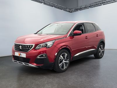 La voiture rouge est garée dans le garage d'un immeuble