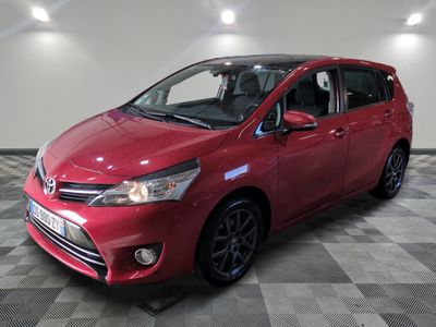 La Toyota Yaris rouge est garée dans une grande pièce.