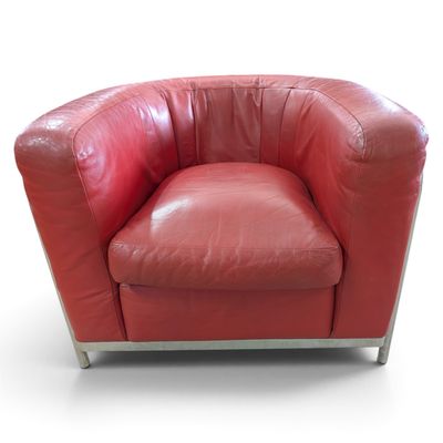 un fauteuil en cuir rouge posé sur une surface blanche