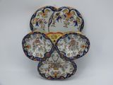 une assiette ornée d'un motif floral sur un fond blanc