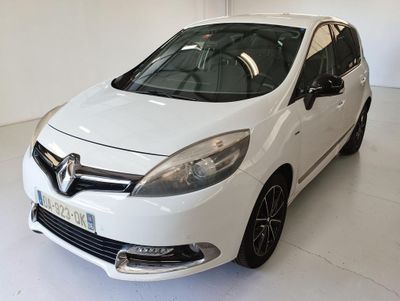 la photo d'une voiture blanche garée dans un garage