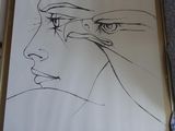 une photo représentant un dessin du visage d'une femme sur une feuille de papier