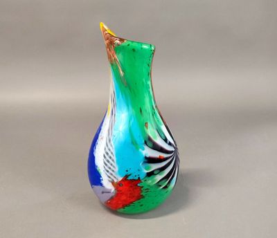 un vase en verre orné d'un motif coloré