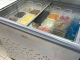 une machine à glaces réfrigérée dans une cuisine