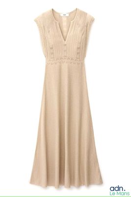 une image d'une robe pour femme à col en V