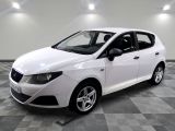 la photo d'une voiture blanche garée dans un garage