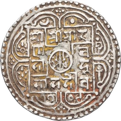 un gros plan d'une pièce d'argent sur laquelle figure un motif