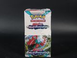 La boîte du jeu de cartes à collectionner Pokémon comporte une figurine de Pokémon rouge et bleue.