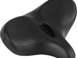 un gros plan sur une selle en cuir noir de moto