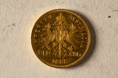 une pièce d'or avec l'image d'une femme dessus