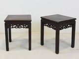 paire de tables d'appoint de style asiatique avec des plateaux en bois sculpté