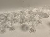beaucoup de verres et un pichet sur la table