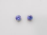 une paire de boucles d'oreilles en tanzanite sur fond blanc