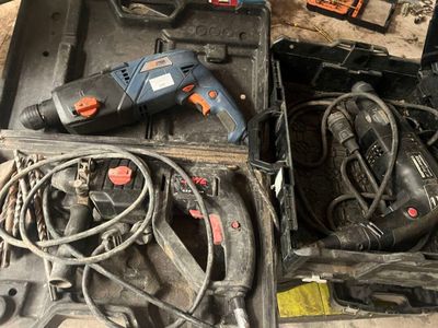 de nombreux outils dans une boîte posée par terre