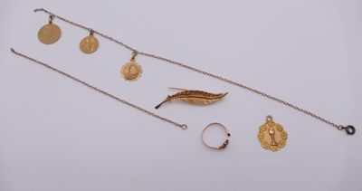 une collection de bijoux en or comprenant une feuille, une bague et une bague