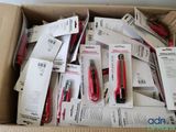 une boîte remplie d'outils empilés les uns sur les autres