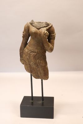 statue d'une femme tenant un vase, posée sur un socle noir