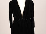 une robe noire sur un mannequin sur fond blanc