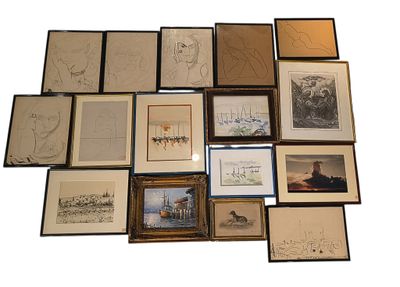 beaucoup de photos encadrées sur le mur de cette pièce