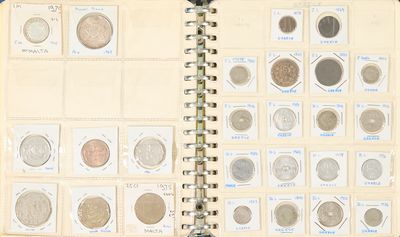 un livre dans lequel se trouve un tas de pièces de monnaie
